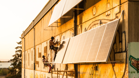 Instalan placas solares en el barrio de Errekaleor. / D.A