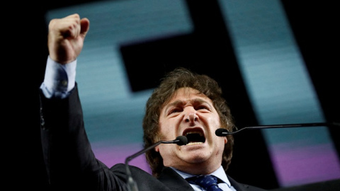 El candidato presidencial argentino Javier Milei de la alianza La Libertad Avanza, habla durante el acto de clausura de su campaña electoral antes de las primarias, en Buenos Aires, Argentina, el 7 de agosto de 2023.