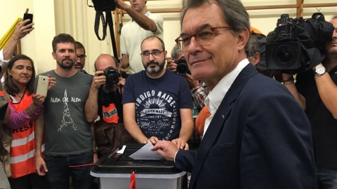 El exptesidente de la Generalitat Artur Mas vota en el referéndum del 1-O. EUROPA PRESS