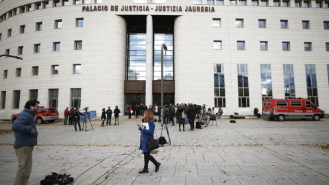 Un gran número de medios de comunicación se han acreditado para cubrir este lunes el inicio del juicio en el Tribunal Superior de Justicia de Navarra contra 'La Manada'. EFE/ Jesus Diges