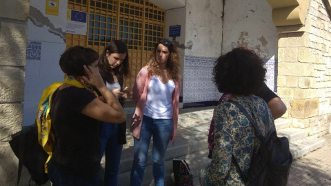 Las diputadas de Podemos Ione Belarra y Noelia Vera, en la puerta del CIE de Algeciras (Cádiz) al que se les ha impedido la entrada.- PODEMOS