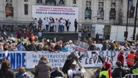 La sanidad de la que Ayuso presume: un millón de personas sin médico y hasta un año para una operación