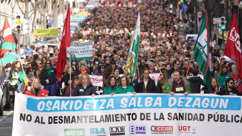 Numerosas personas se manifiestan para denunciar la situación del servicio de salud público vasco, a 25 de febrero de 2023, en Bilbao, Vizcaya, País Vasco (España).