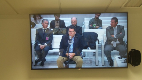 Un monitor de televisión muestra a David Marjaliza, durante su declaración en el juicio en la Audiencia Nacional. Detrás de él, Francisco Granados.