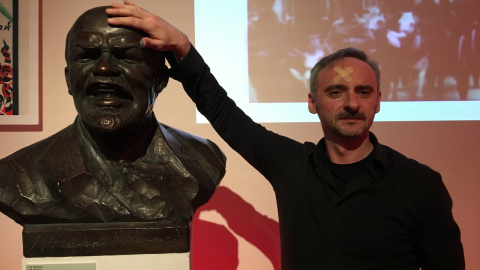 Daniel Utrilla con el busto de Lenin.