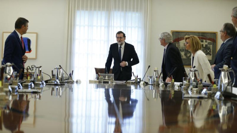 El jefe del Ejecutivo, Mariano Rajoy, preside la reunión extraordinaria del Consejo de Ministros en la que se aprobarán las medidas concretas en aplicación del artículo 155 de la Constitución, hoy en el Palacio de la Moncloa. A esta reunión asisten 