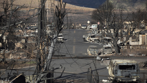 Arboles, coches quemados y ruinas tras el incendio en Hawai