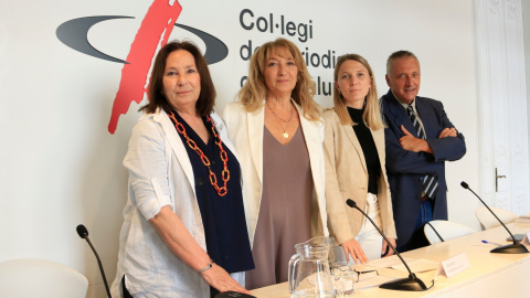 Montserrat Fortuny, advocada de la UAVAT; Sara Bosch, la presidenta; Elisa Micciola, la vicepresidenta i psicòloga, i Robert Manrique, assessor, en l'última roda de premsa de la unitat, al Col·legi de Periodistes de Catalunya, a Barcelona.