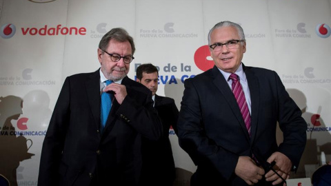 El presidente de PRISA, Juan Luis Cebrián (i), y el magistrado, Baltasar Garzón, en el desayuno informativo de Nueva Economía que se ha celebrado esta mañana en el Hotel Ritz de Madrid. EFE/ Luca Piergiovanni