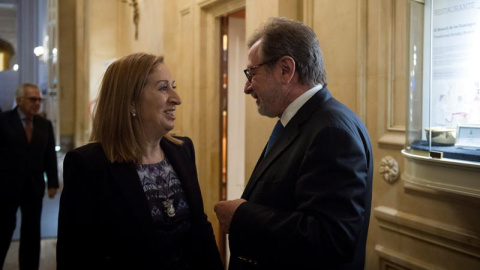 La presidenta del Congreso, Ana Pastor, y el presidente de PRISA, Juan Luis Cebrián, charlando antes del desayuno informativo de Nueva Economía, que se ha celebrado en el Hotel Ritz de Madrid. EFE/ Luca Piergiovanni