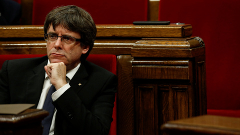 El president de la Generalitat, Carles Puigdemont, durante una de las últimas sesiones en el Parlament de Catalunya. - REUTERS