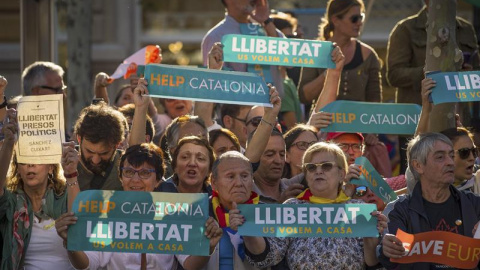 Manifestants en favor de l'alliberament de Jordi Sànchez i Jordi Cuixart /  EFE Enric Fontcuberta