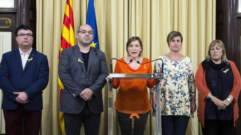 La presidenta del Parlament, acompanyada de membres de la Mesa, durant el discurs institucional de resposta a l'anunci d'aplicació de l'article 155 / EFE