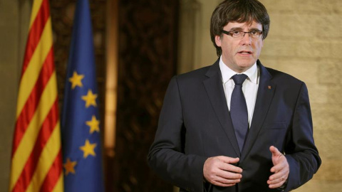 El president de la Generalitat, Carles Puigdemont, durante su mensaje de respuesta a las medidas de suspensión del autogobierno de Catalunya / EFE