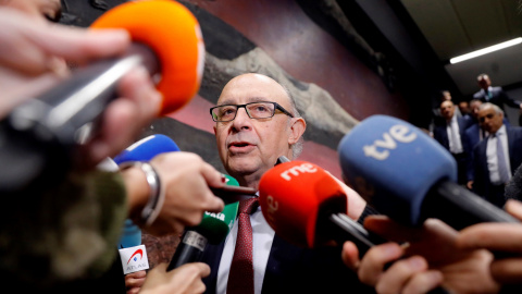 El ministro de Hacienda, Cristóbal Montoro, hace una declaraciones a los periodistas tras la inauguración de las jornadas tributarias de Reaf-Regaf, en Madrid. EFE/Juan Carlos Hidalgo