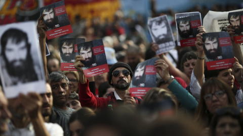 Fotografía de archivo del 1 de septiembre de 2017 de personas durante una concentración para reclamar la aparición con vida del joven Santiago Maldonado, en la Plaza de mayo de Buenos Aires (Argentina). El cadáver hallado este martes en el sureño rí