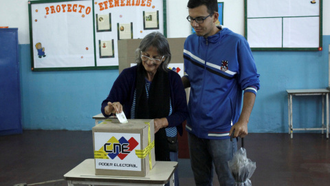 Una mujer vota introduce su voto en las elecciones regionales de Venezuela. REUTERS/Carlos Eduardo Ramirez