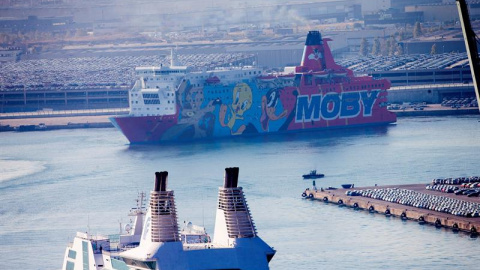 El crucero Moby Dada, más conocido como el 'Piolín', abandonó este jueves el puerto de Barcelona tras casi dos meses alojando a policías. EFE/ Quique García