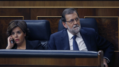 La vicepresidenta del gobierno Soraya Sáez de Santamaría y el presidente del gobierno Mariano Rajoy, el pleno extraordinario del Congreso sobre Catalunya. EFE/Javier Lizón