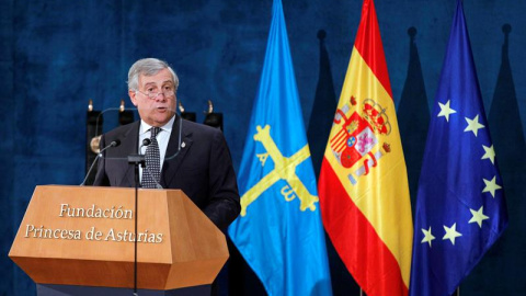 El presidente del Parlamento Europeo, Antonio Tajani, pronuncia unas palabras tras recoger el Premio Princesa de Asturias de la Concordia 2017 otorgado a la Unión Europea. - EFE