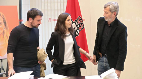 Ramón Espinar, portavoz de Podemos en el Senado, laportavoz adjunta congreso Ione Belarra y el exJEMAD Julio Rodríguez. /EFE