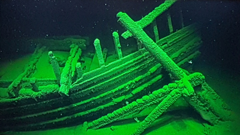 Imagen de la popa de un barco romano descubierto este año a 2.000 metros de profundidad en el Mar Negro. En primer plano uno de los dos timones, unido a su caña. / JOHAN RÖNNBY, BLACK SEA MAP