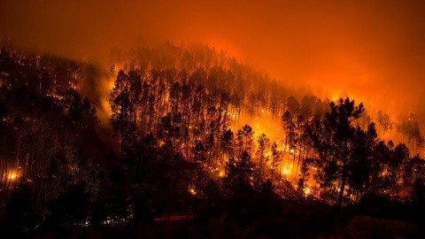 Vista nocturna del incendio forestal en el municipio orensano de Lobios, en pleno parque natural del Xurés. EFE