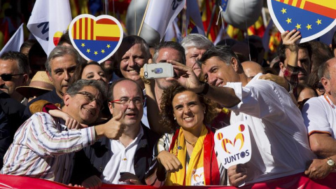 El delegat del Govern espanyol a Catalunya, Enric Millo; el primer secretari del PSC, Miquel Iceta; la ministra de Sanitat, Dolors Montserrat, i líder del PPC, Xavier García Albiol, a la capçalera de la manifestació convocada per Societat Civil Catala