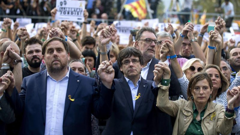 El presidente de la Generalitat, Carles Puigdemont; el vicepresidente Oriol Junqueras y la presidenta del Parlament, Carme Forcadell, durante la manifestación convocada por la Mesa por la Democracia para pedir la libertad de Jordi Sànchez y Jordi Cuixar