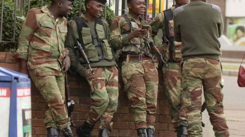 Soldados de Zimbabue en las calles de Harare. REUTERS/Philimon Bulawayo