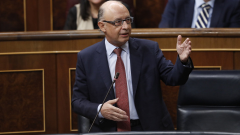 El ministro de Hacienda, Cristóbal Montoro, interviene en la sesión de Control al Gobierno en el Congreso de los Diputados. EFE/Javier Lizón