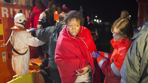 Llegada al Puerto de Motril de los 65 personas de origen subsahariano tras ser rescatados por Salvamento Marítimo cuando viajaban en dos embarcaciones a 46 millas al sur de la localidad granadina el pasado viernes.- EFE / Miguel Paquet.