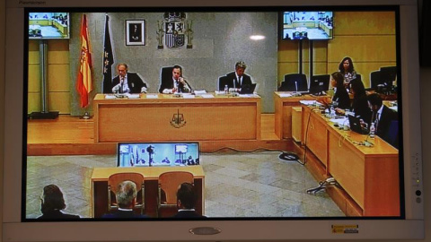 Vista de un monitor de la sala de prensa de la Audiencia Nacional donde las fiscales emiten su informe en el caso de corrupción política Gürtel. EFE/J.J. Guillén