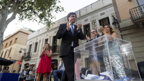 El presidente de la Generalitat cesado, Carles Puigdemont (2i), junto a Jordi Turull. EFE/Archivo