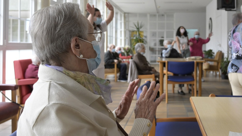 1/3/22-Varios ancianos en una de las salas de la Residencia de mayores de Carballo, a 19 de junio de 2021, en A Coruña, Galicia (España).