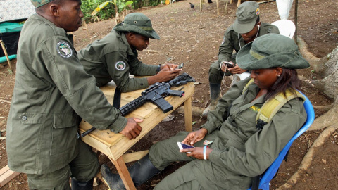 Guerrilleros de las Farc pasan el tiempo en un campamento transitorio. EFE /Archivo