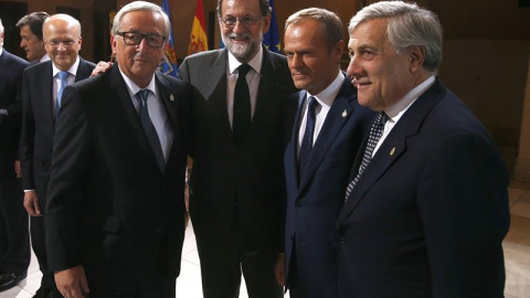 El presidente del Gobierno, Mariano Rajoy (2i), junto a los presidentes de la Comisión Europea (CE), Jean-Claude Juncker (i), el Consejo Europeo, Donald Tusk (2d); y del Parlamento Europeo, Antonio Tajani (d), a su llegada a la ceremonia de entrega de lo