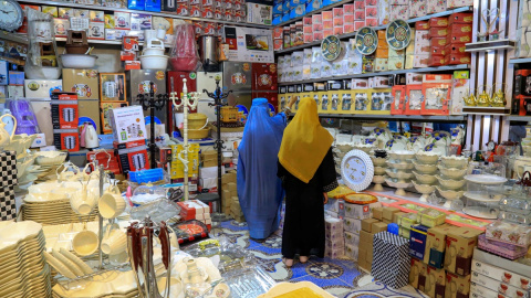 Mujeres afganas compran accesorios de cocina en un bazar en Kabul. EFE/EPA/SAMIULLAH POPAL