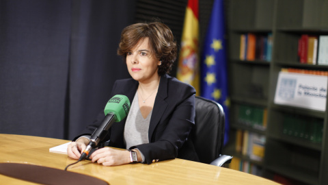 La vicepresidenta del Gobierno, Soraya Sáenz de Santamaría, en una entrevista, este lunes, en Onda Cero. Fotografía facilitada por el gabinete de presidencia de MONCLOA.