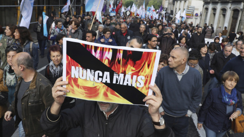 Manifestación en protesta por los incendios este domingo en Santiago de Compostela. EFE