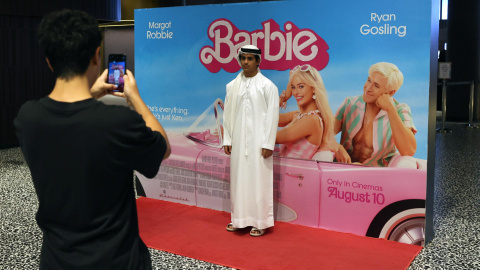 14/8/23 Un joven se fotografía frente a un cartel de 'Barbie' en los Roxy Cinemas de Dubai, el pasado 10 de agosto.