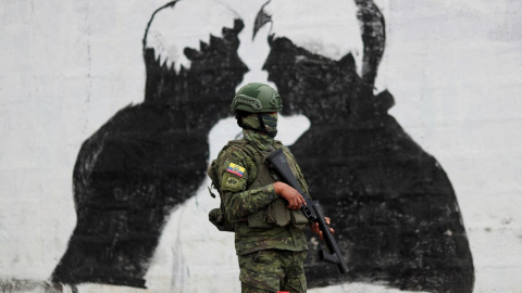 Un soldado hace guardia a lo largo de una calle durante una patrulla antes de las elecciones presidenciales del domingo, en Quito, Ecuador, 14 de agosto de 2023. REUTERS/Henry Romero