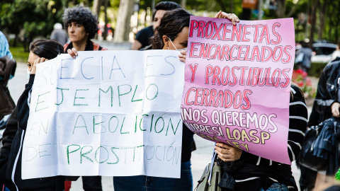 19/05/2023 - Mujeres durante una manifestación por la atención a las víctimas de la prostitución, ante el Ministerio de Sanidad, a 19 de mayo de 2023, en Madrid.