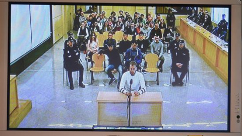 Monitor de la sala de prensa de la Audiencia Nacional de San Fernando de Henares que retransmite el juicio a los ocho acusados de agredir a dos guardias civiles y sus parejas en octubre de 2016 en la localidad navarra de Alsasua, unos hechos calificados d