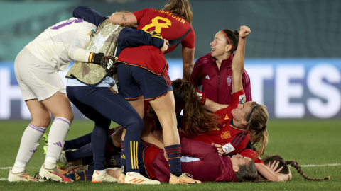 España celebra tras ganar a Suecia en la semifinal del Mundial femenino de fútbol disputado este martes en Auckland (Nueva Zelanda)