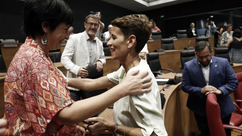 La portavoz del grupo parlamentario de EH Bildu, Laura Aznal (i), felicita a la socialista María Chivite que se ha convertido este martes en la presidenta del Gobierno de Navarra, a 15 de agosto de 2023.