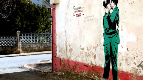 El grafiti de dos guardias civiles besándose que ha aparecido en el barrio de Canido, en Ferrol, y que estudian si puede tratarse de Banksy.