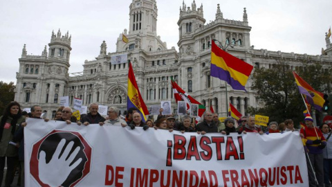 Manifestación estatal por la Memoria Histórica con el lema "Basta de impunidad franquista. Por un compromiso político y electoral con las víctimas del franquismo" en Madrid que se celebró el pasado mes de noviembre / Paco Campos (EFE)