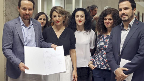 Unidos Podemos- En Comú Podem- En Marea, momentos antes de presentar la Ley de Igualdad Retributiva con el objetivo de acabar con la brecha salarial entre hombres y mujeres, esta mañana en el Congreso de los Diputados. EFE/ JJGuillen