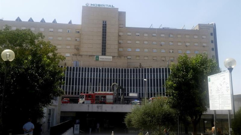 Coches de bomberos en la fachada del hospital sevillano de Valme donde una mujer ha fallecido hoy al ser seccionada por un ascensor del hospital cuando era trasladada en una camilla de una planta a otra.-EFE/David Jiménez Castillo